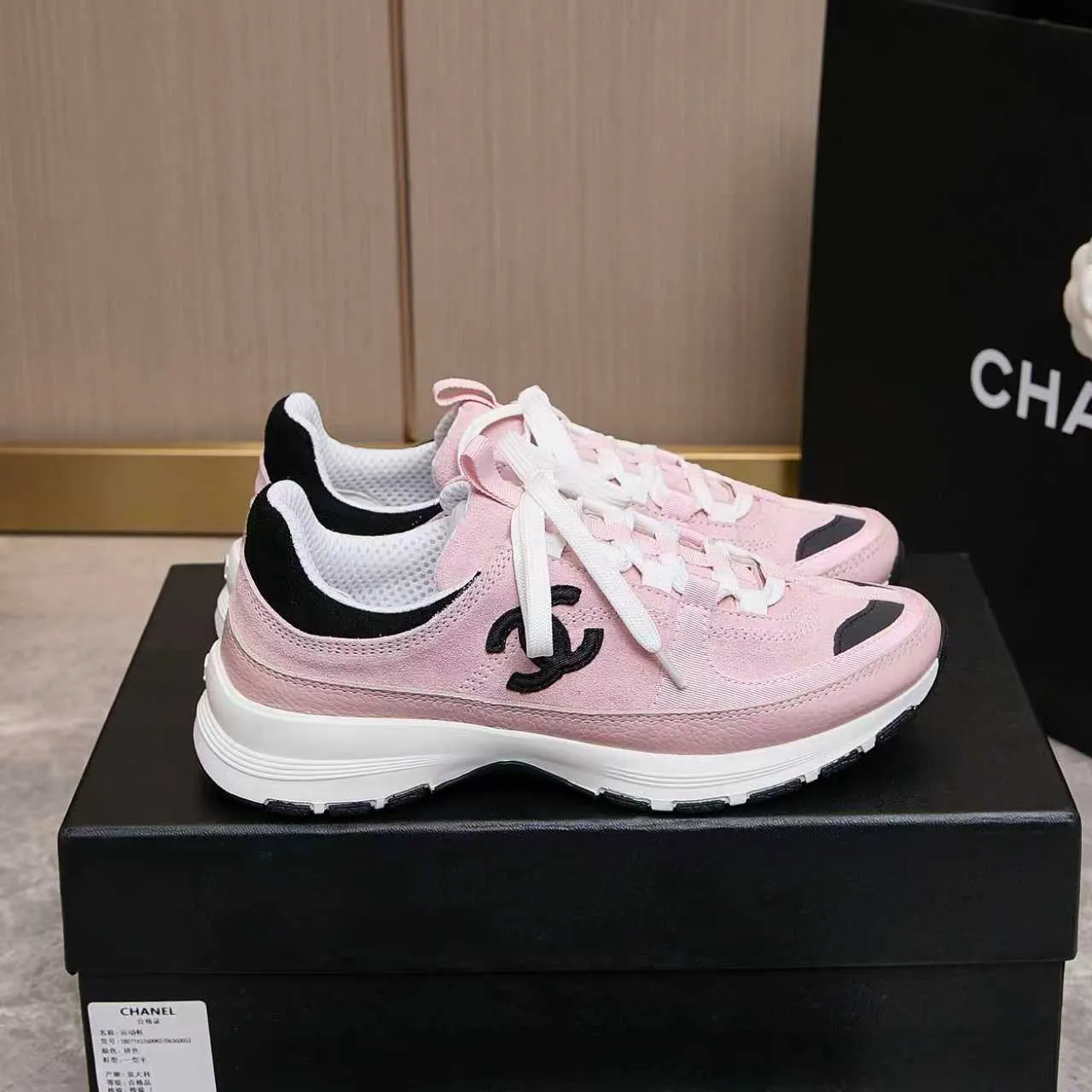 p560 Chanel Chanel - 2025 counter top casual sports shoes This classic design; the upper is embroidered with various techniques; the outsole is fashionable and sporty; the extraordinary inclusion of a variety of color matching elements... The diversified mix and match is very beautiful and versatile, casual, fashionable, sports and outdoor can be taken into account... ꫛꫀꪝ Go➫ Materials: ❶Upper made of: original imported high mercerized cow suede + imported mixed sheepskin ❷The inner lining is made of: original imported breathable mesh ❸Outsole is based on: original TPU combination outsole. Full set of boutique packaging for women 35-41 and men 38-46